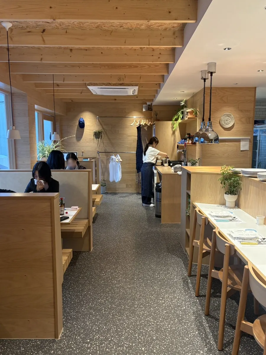 Interior with plants and white tones
