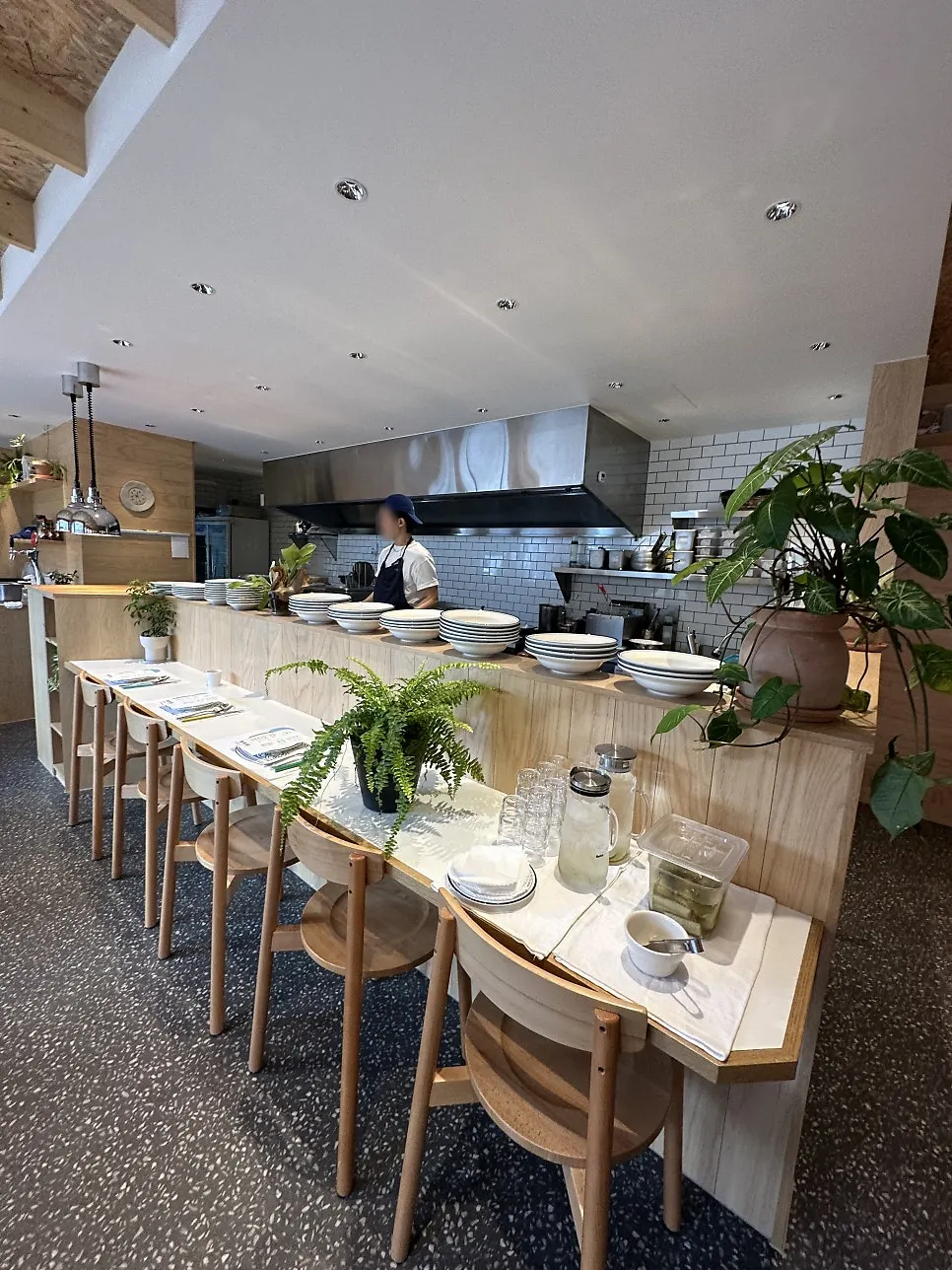 Spacious 4-person table