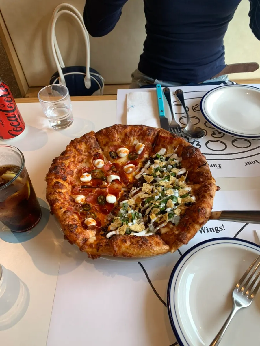 비리아와 핫 허니 페퍼로니 하프앤하프 피자