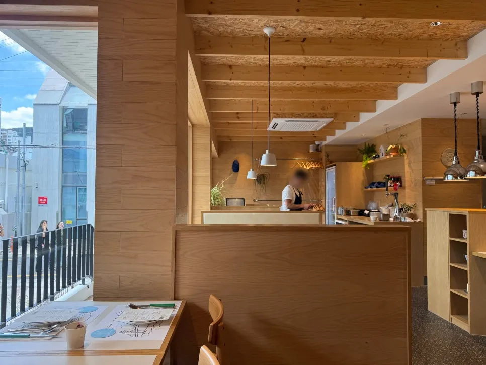 Interior Extra Mile dengan nuansa kayu