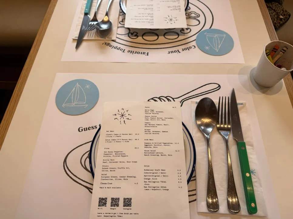 Meja yang sudah ditata rapi lengkap dengan crayon dan kertas mewarnai