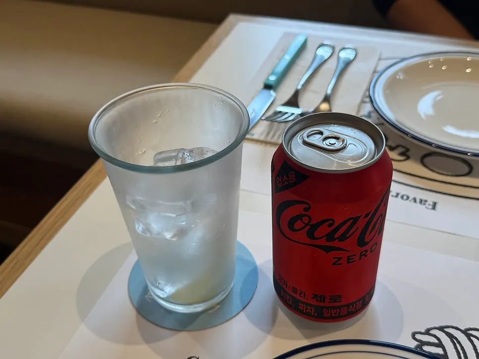 Meja dengan bir draft dan cola