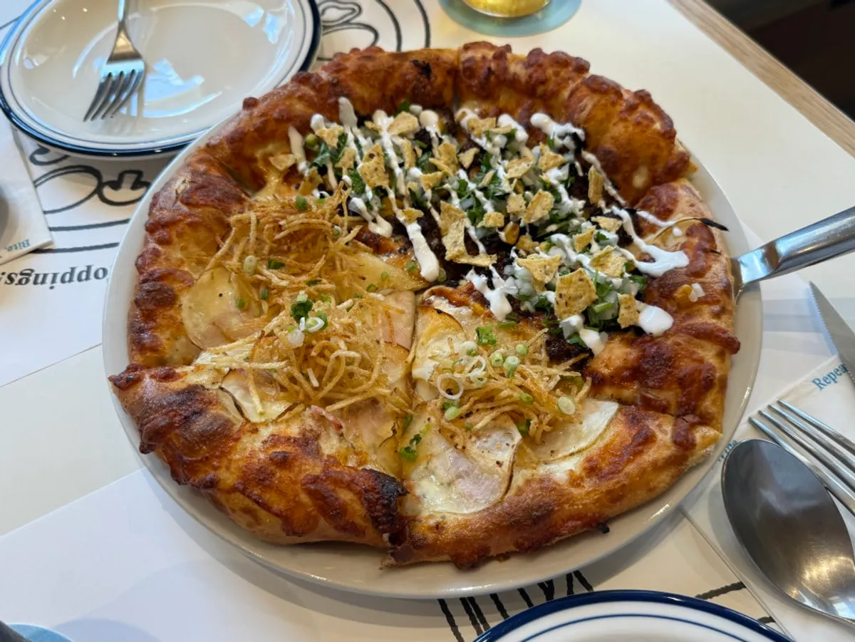Satu loyang pizza half-and-half Birria Taco dan Potato