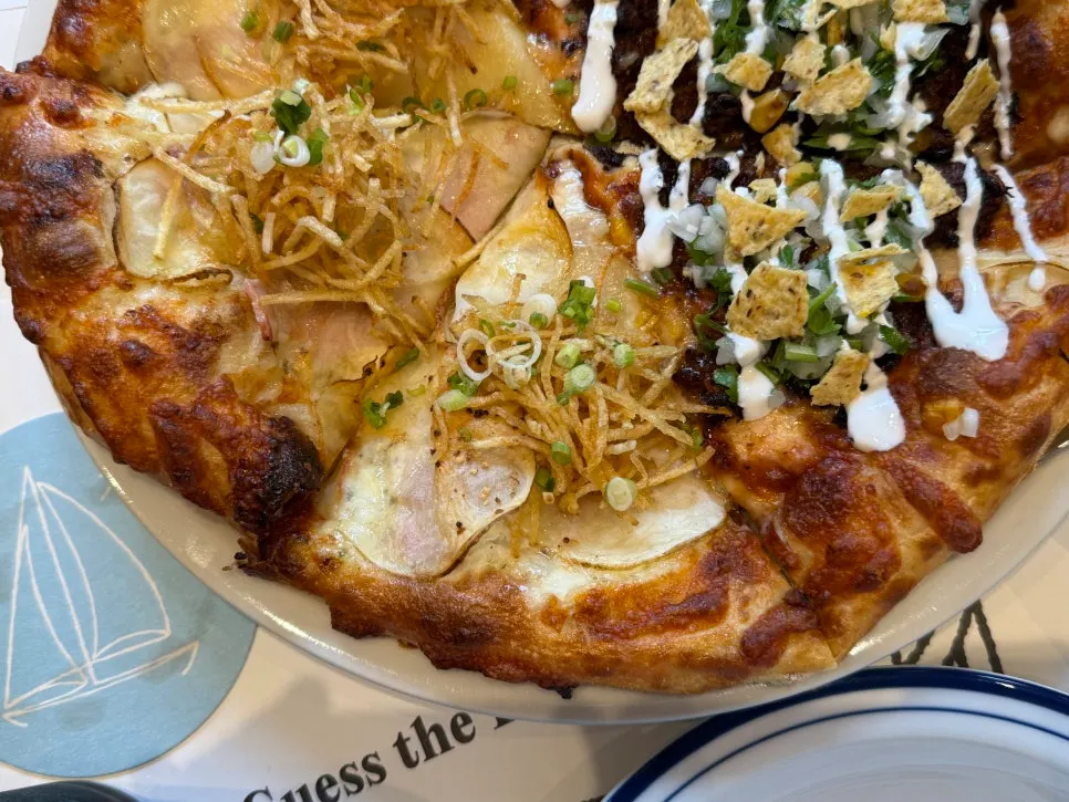 Close-up pizza potato dengan kentang parut di atasnya