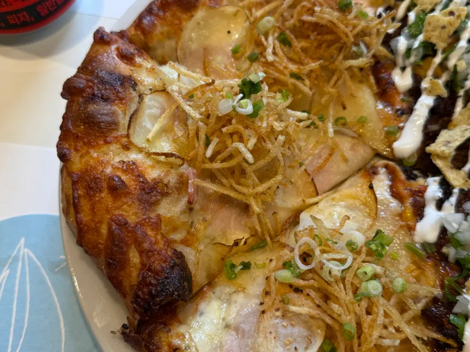 Sepotong pizza potato yang diangkat