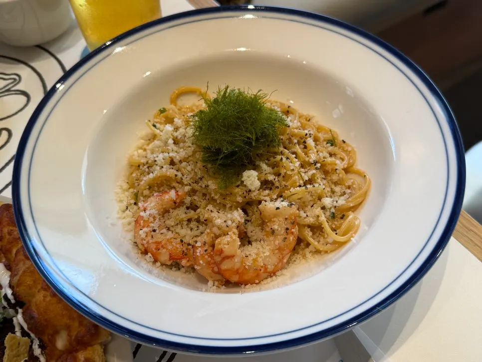 Sepiring bisque cream pasta dengan udang