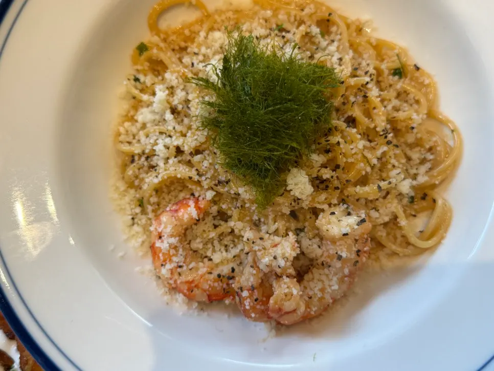 Close-up bisque cream pasta dengan taburan gamtae