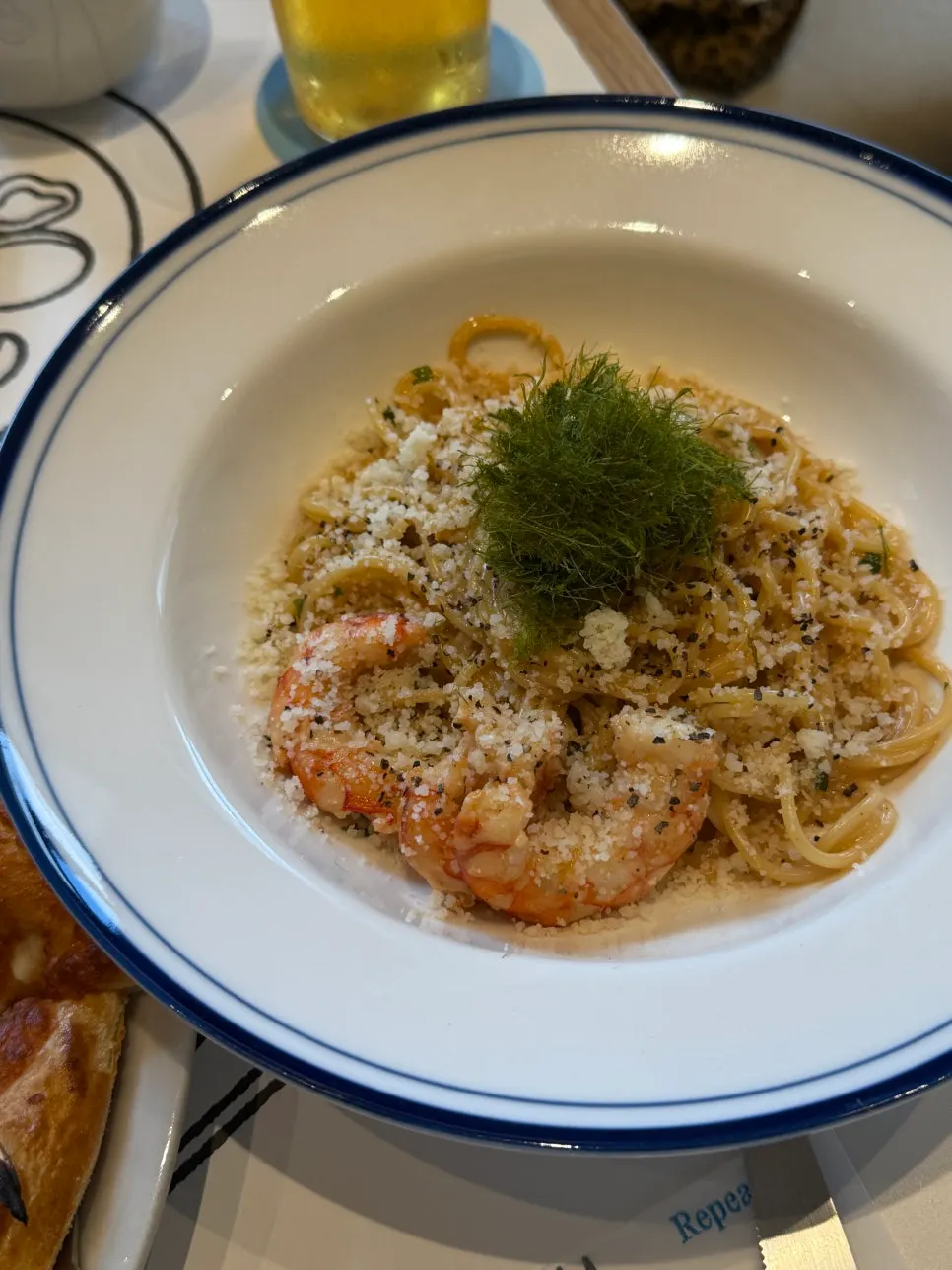 Mie bisque cream pasta yang diangkat dengan garpu