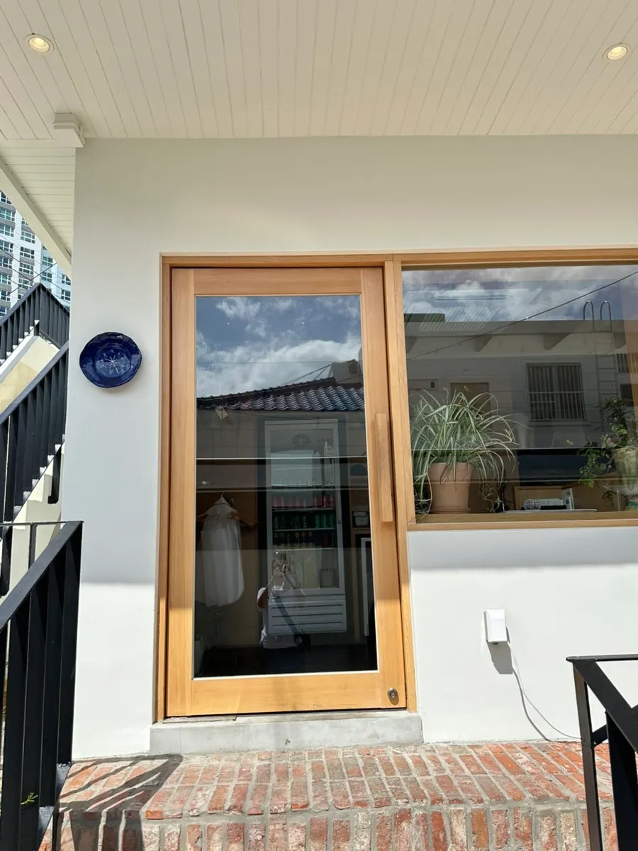 Restaurant entrance with no weekday lunch wait