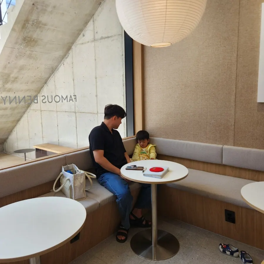 Interior de la primera planta de Famous Benny Gwangalli Branch