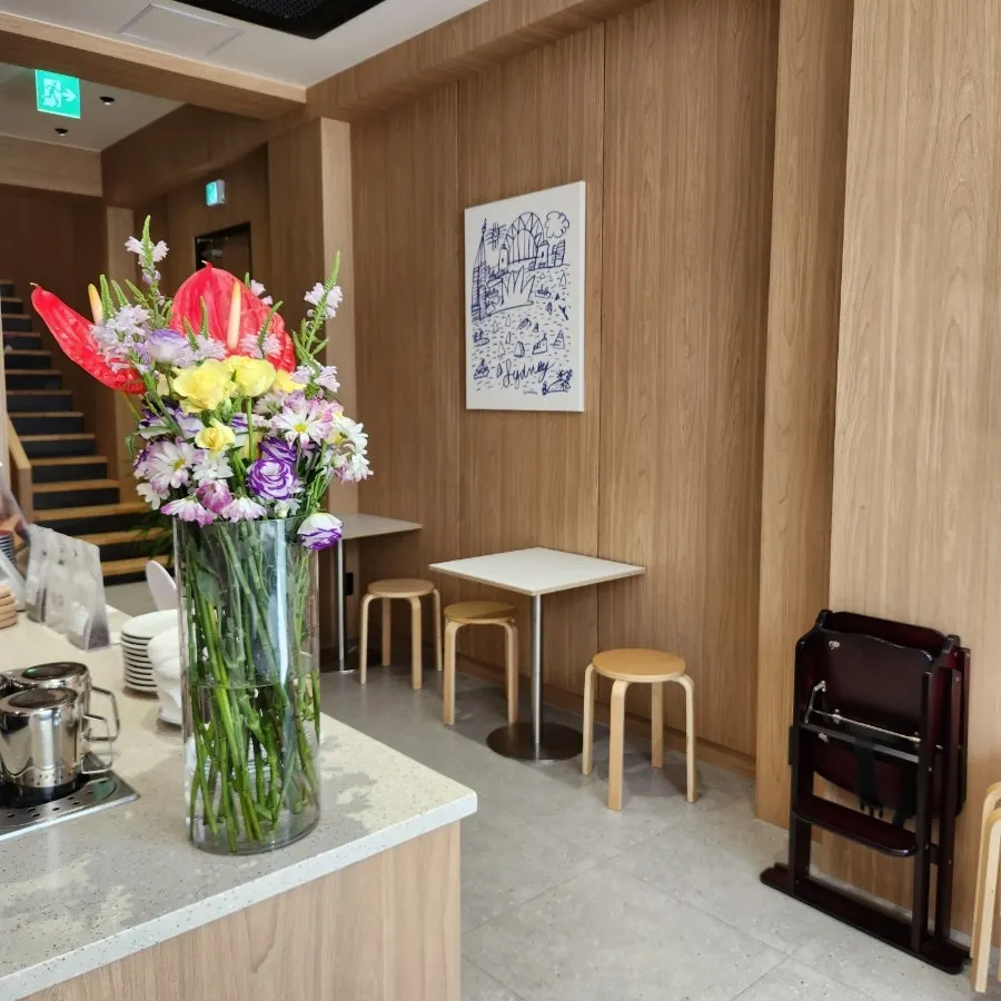 Decoración con cuadros que recuerda a una pequeña galería