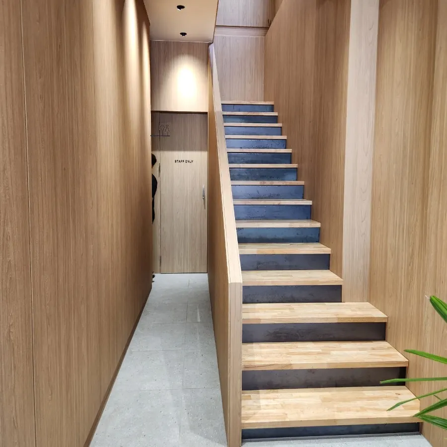 Escalera y espacio que llevan a la segunda planta