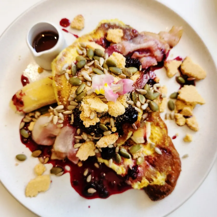 French Toast acompañado de compota de frutos rojos