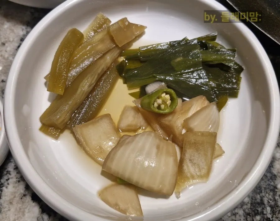 콩나물무침을 포함한 기본 반찬