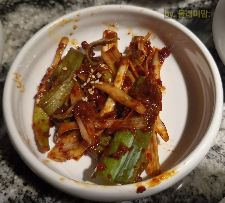 고기와 함께 나온 기본 밑반찬