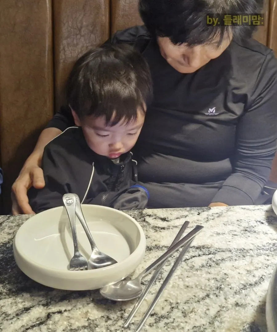 아이 식사를 위해 잘라주는 고기 서비스