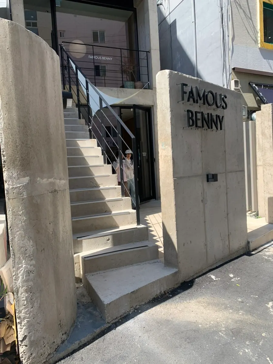 Standalone building exterior of Famous Benny Gwangalli Branch in a Minnak-dong, Gwangalli alley