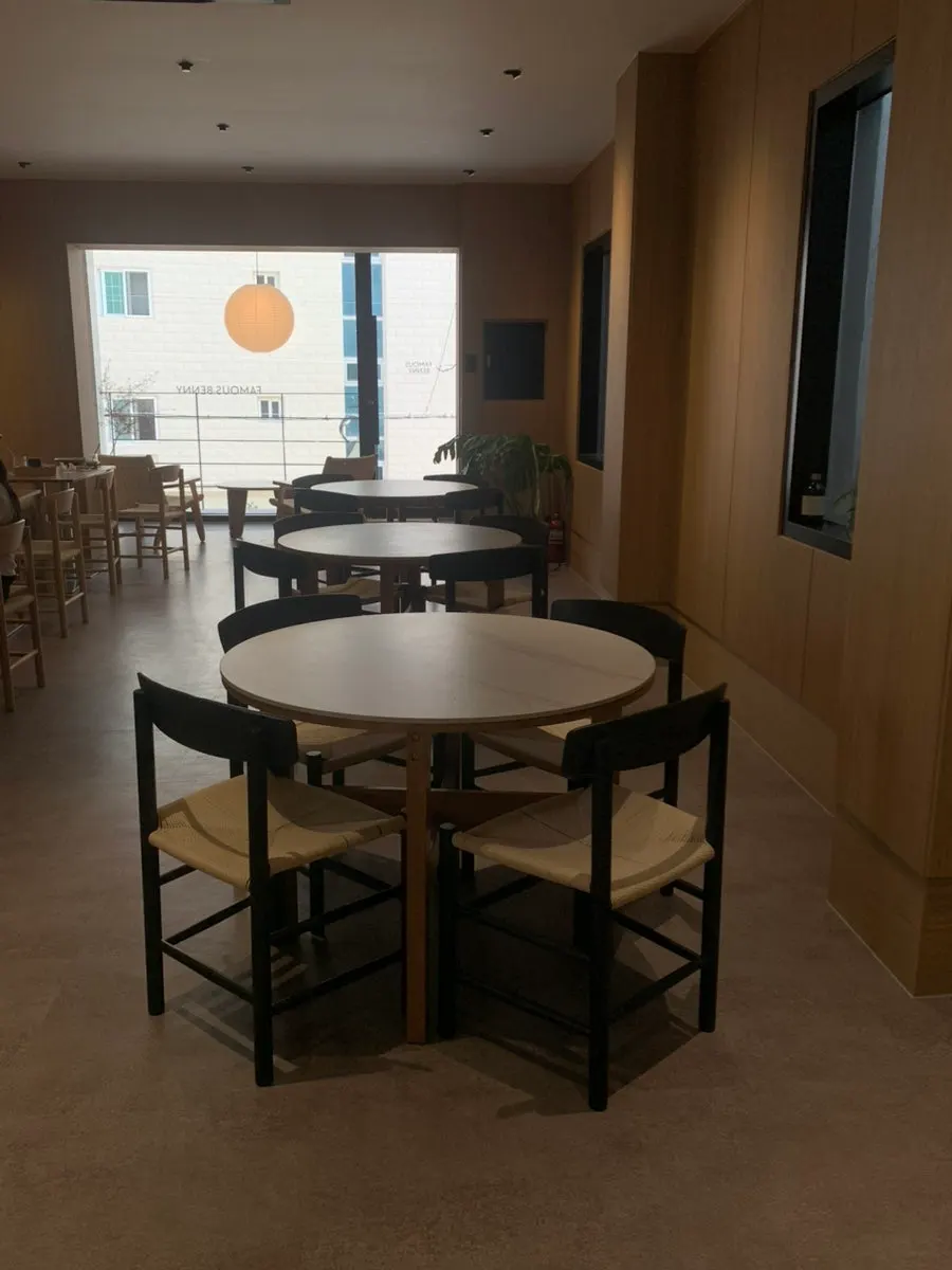 Round tables on the 2nd floor of Famous Benny Gwangalli Branch