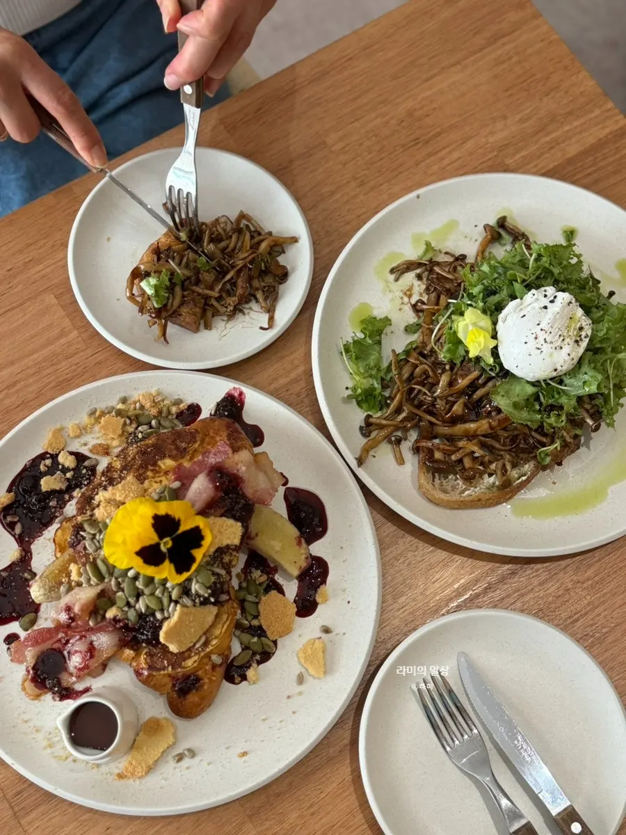 Two brunch plates set on the table
