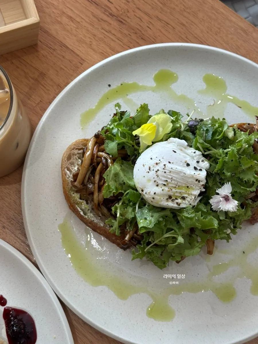 Sourdough topped with grilled mushrooms and egg