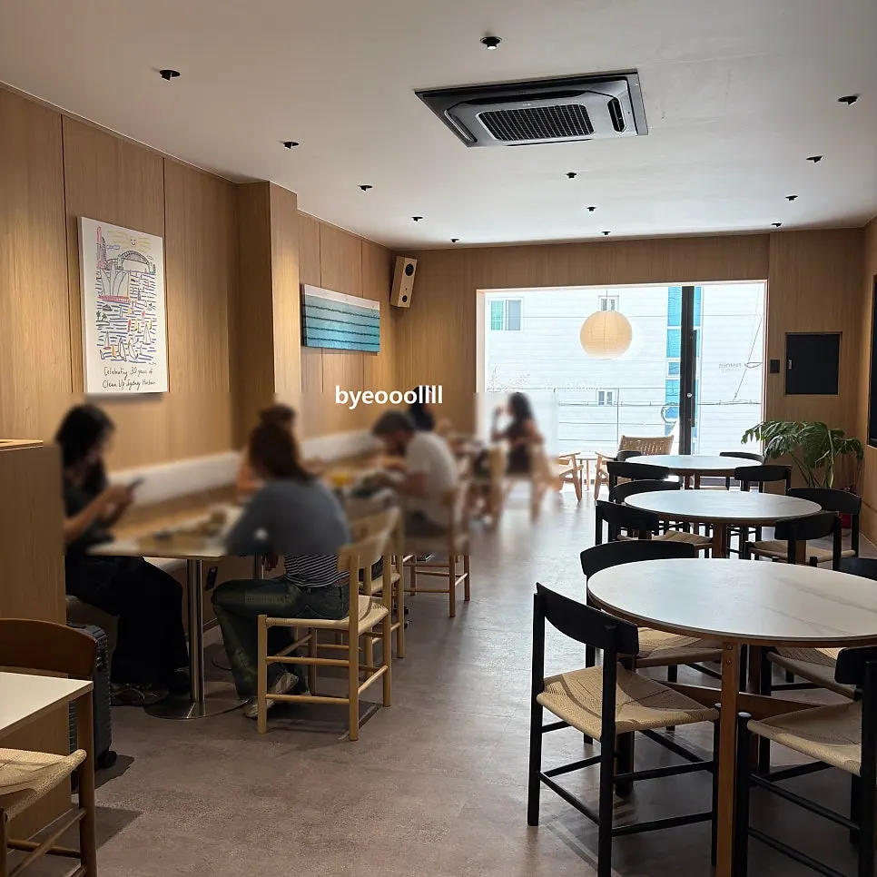 Relaxed dining hall of the brunch café