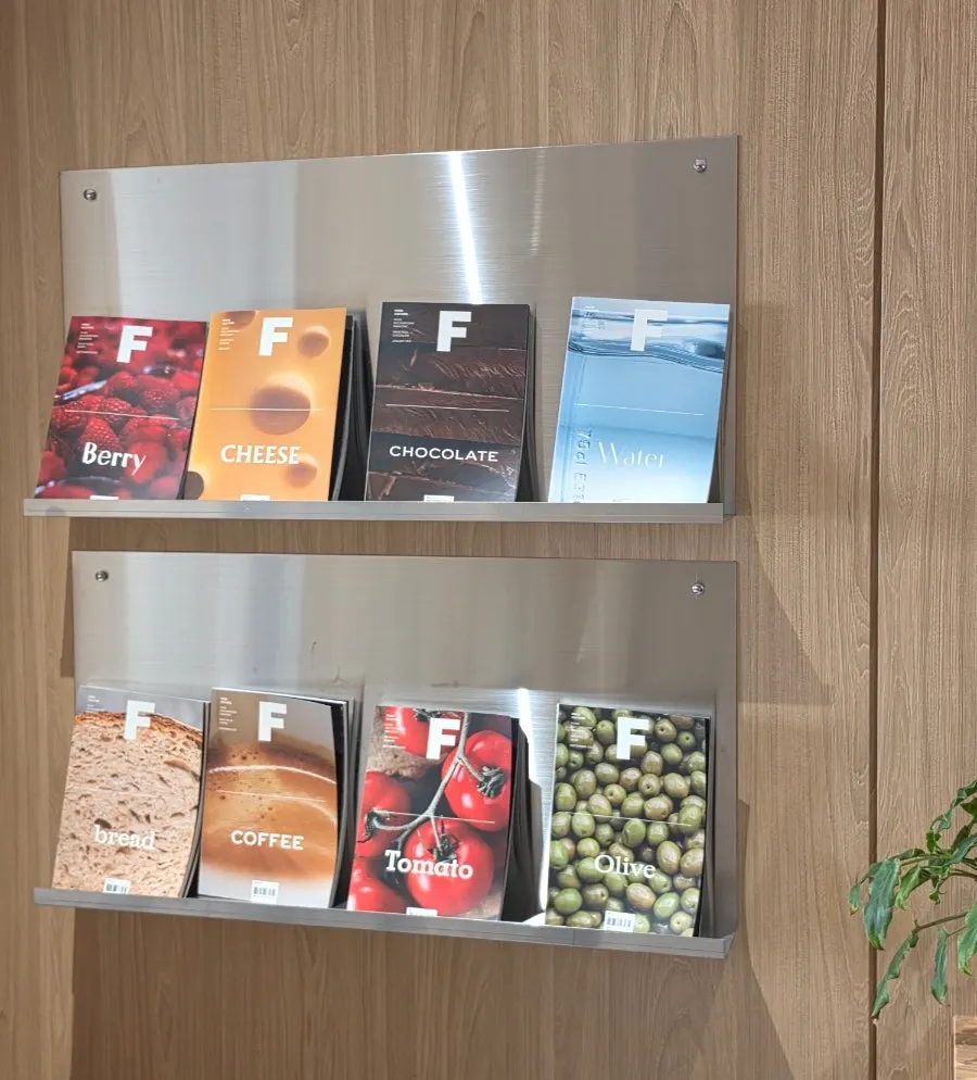 Self-service corner with water dispenser and side plates