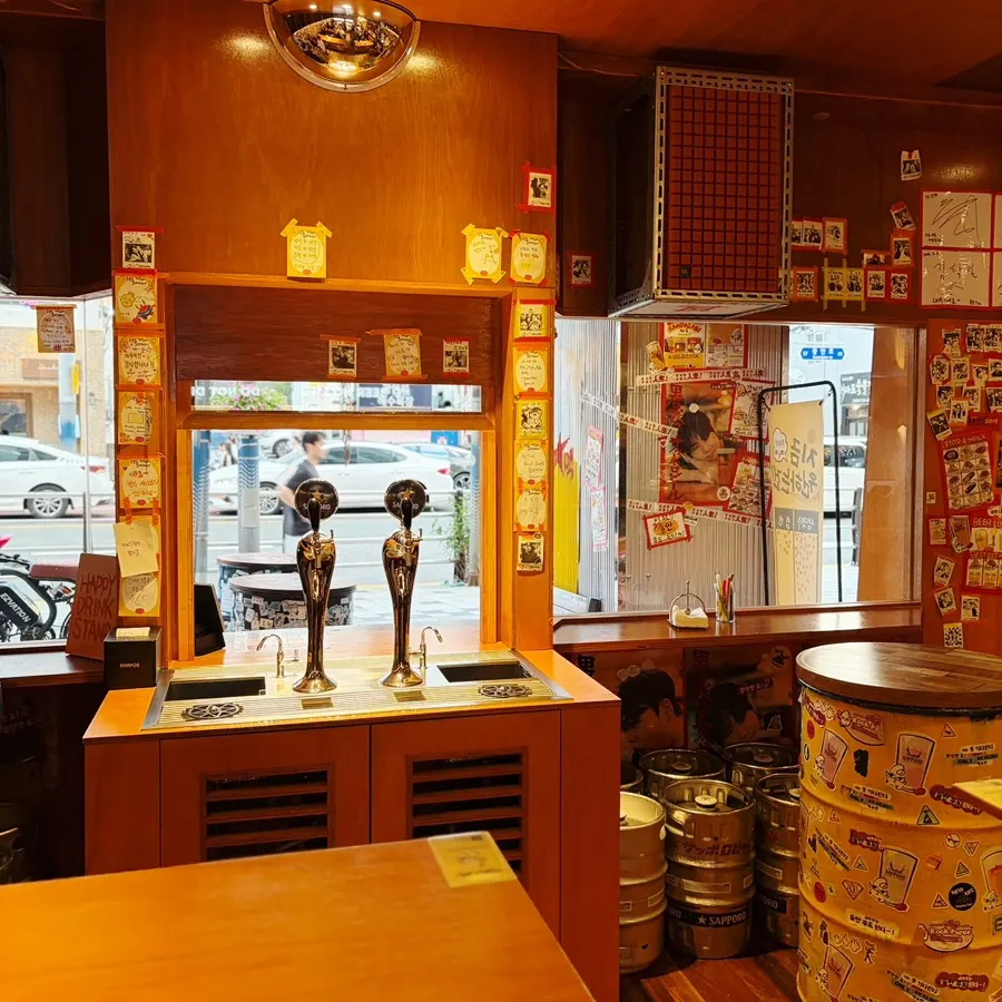 Interior view of Ganppa Beer Gwangalli 2 from the entrance