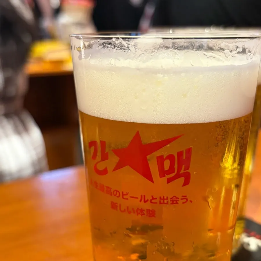 Demonstration of building the foam head on draft beer