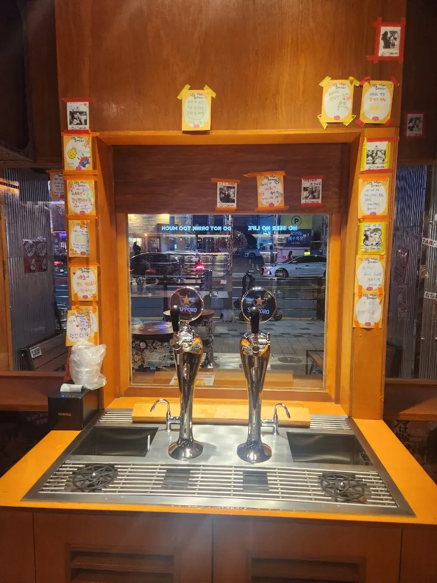 맥주 케그가 채워진 매장 한쪽 냉장고