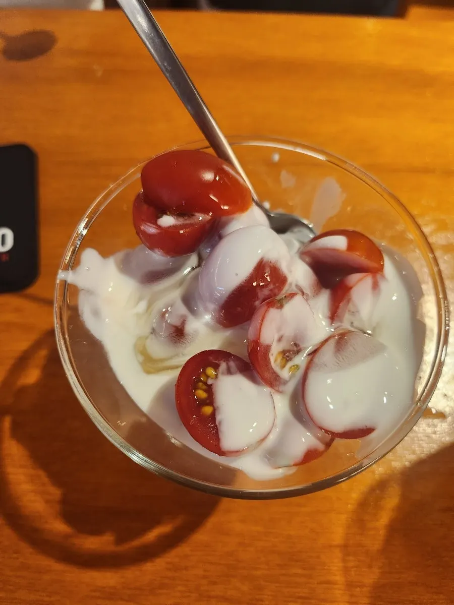 리얼 벌꿀과 토마토가 올라간 요거또