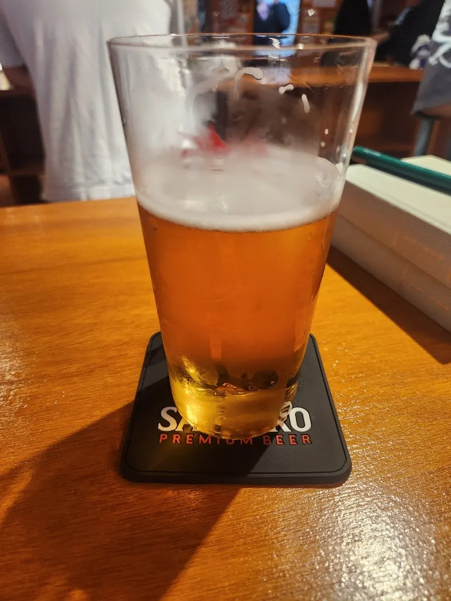 삿포로 생맥주와 요거또를 함께 놓은 테이블