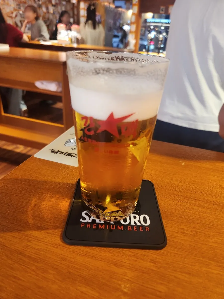 거품이 올라온 삿포로 생맥주 잔