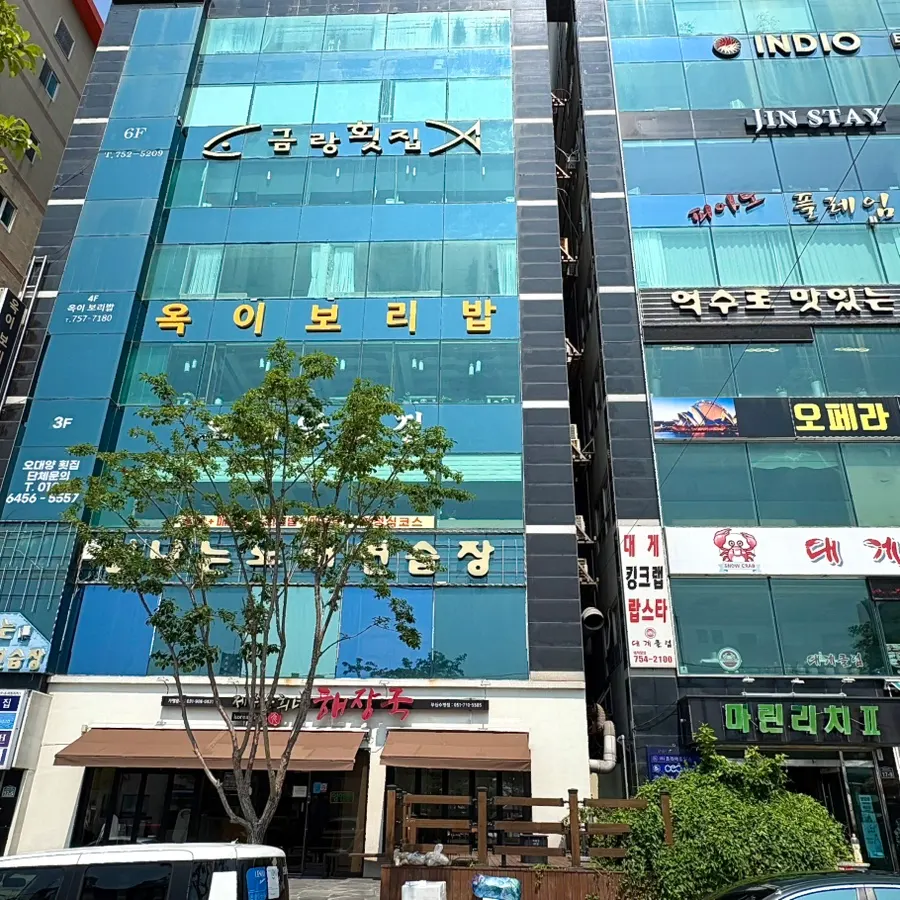 The street near Geumrang Hoetjip by Gwangalli Beach