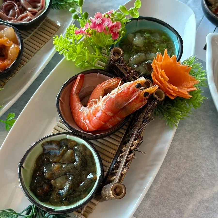 Side dish plates at Geumrang Hoetjip