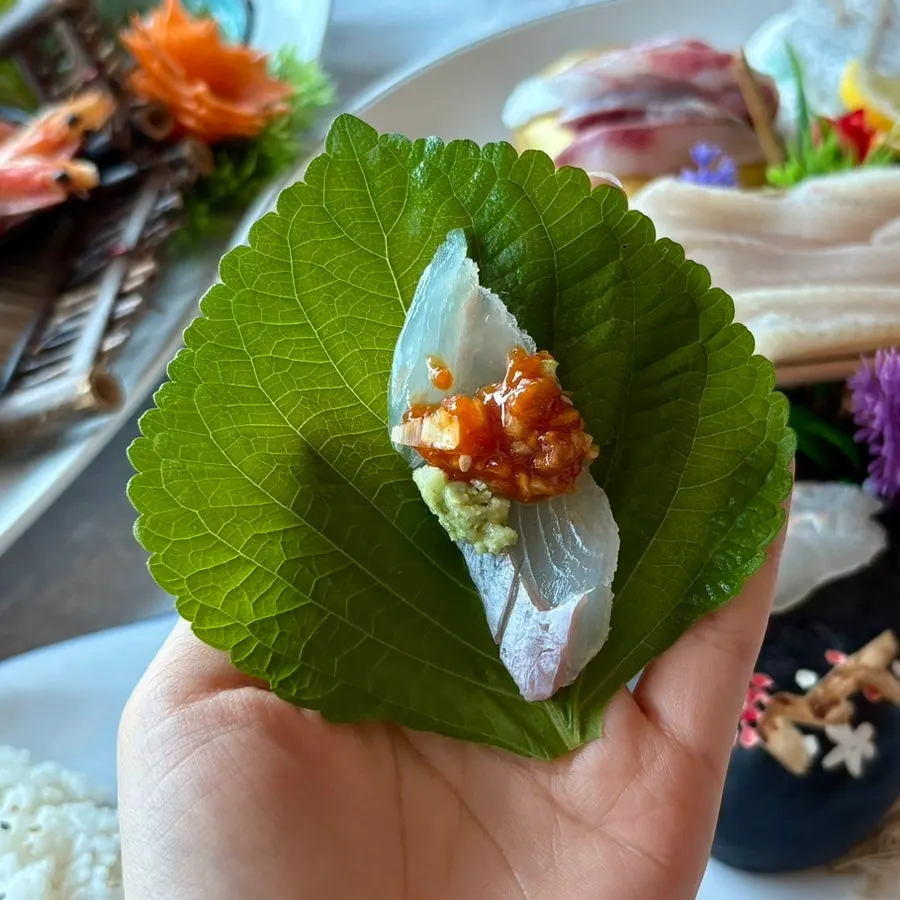 Assorted sashimi served with konowata