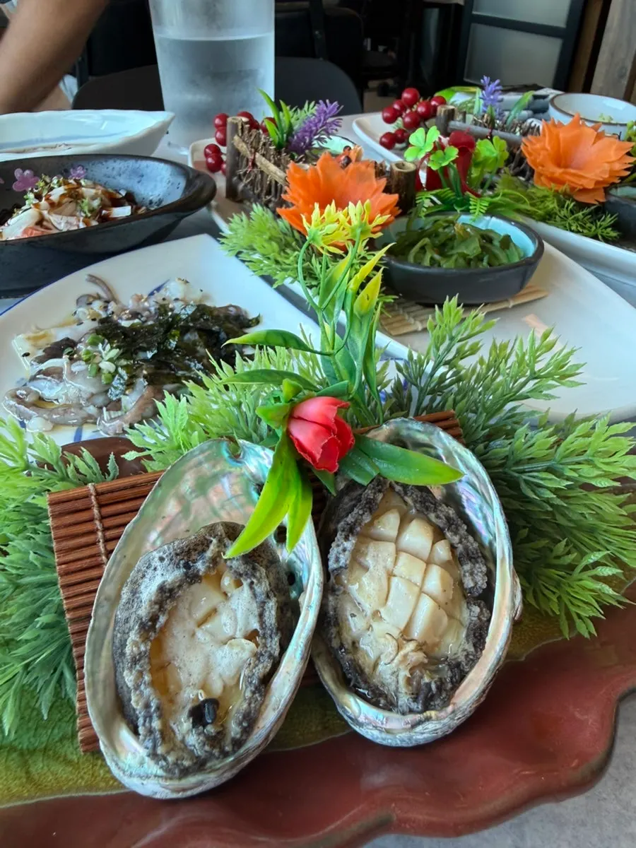Additional seafood plate mid-course at Geumrang Hoetjip