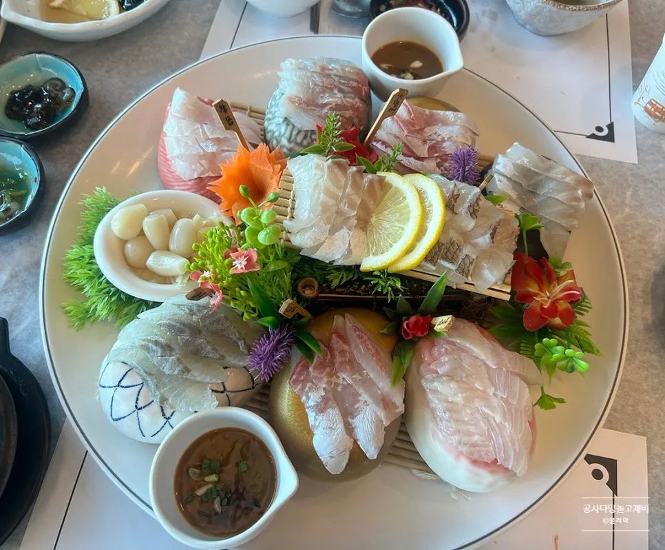 밀치 농어 참돔 대광어가 담긴 자연산 모듬회