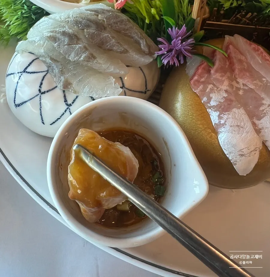 김에 회와 밥, 생강을 올린 쌈