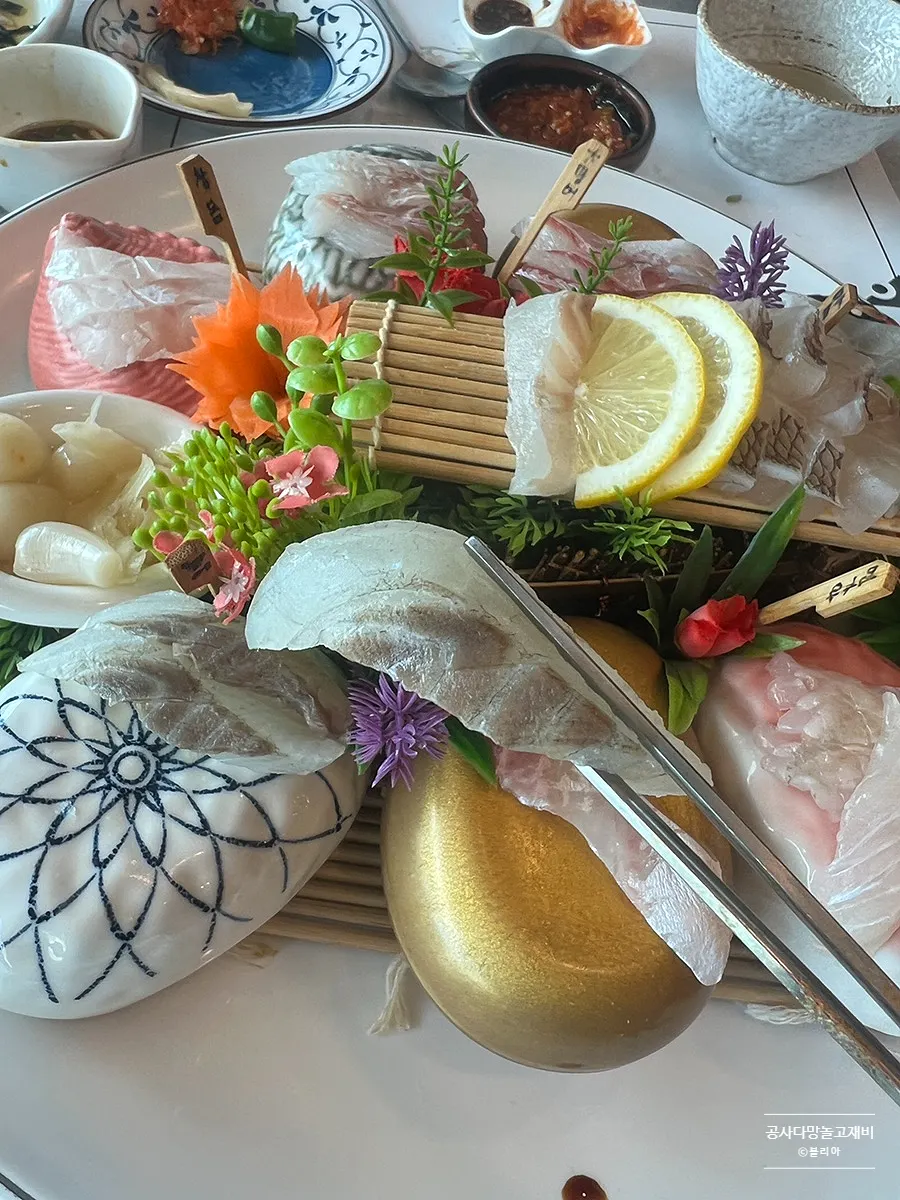 쌈과 함께 먹는 회 한 점
