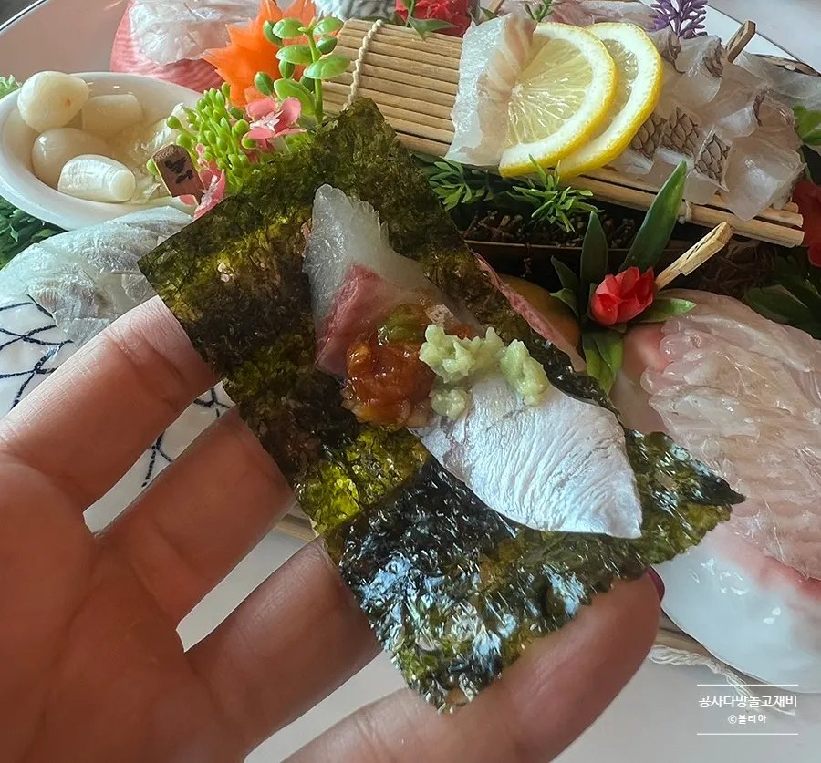 리필로 받은 작은 접시 회