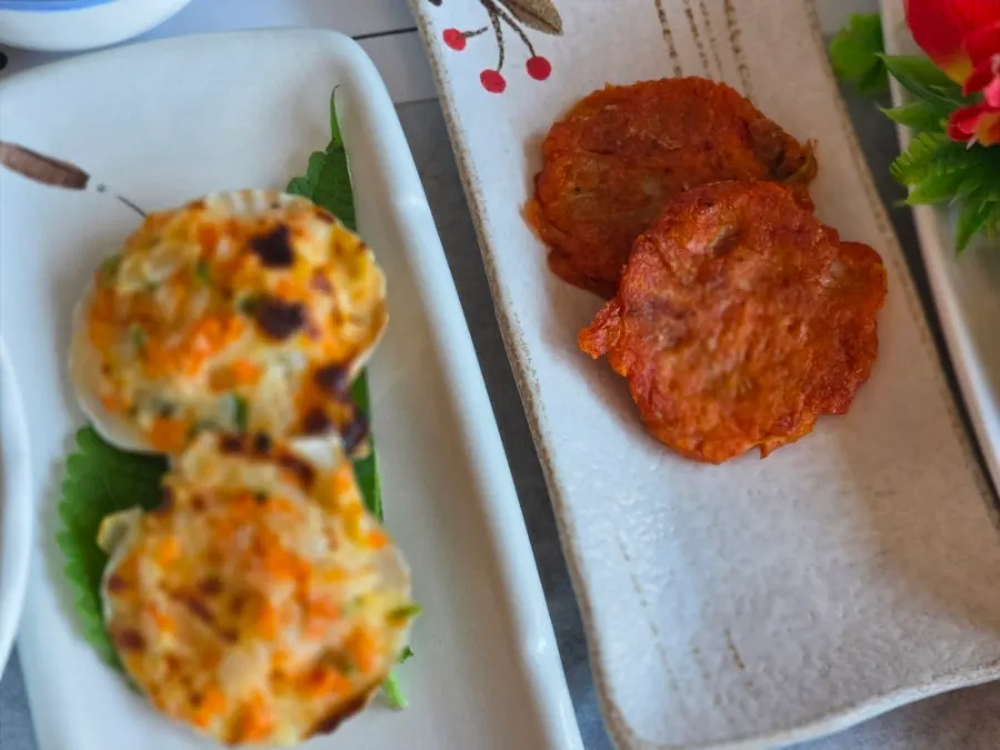 김치전과 치즈조개구이 접시