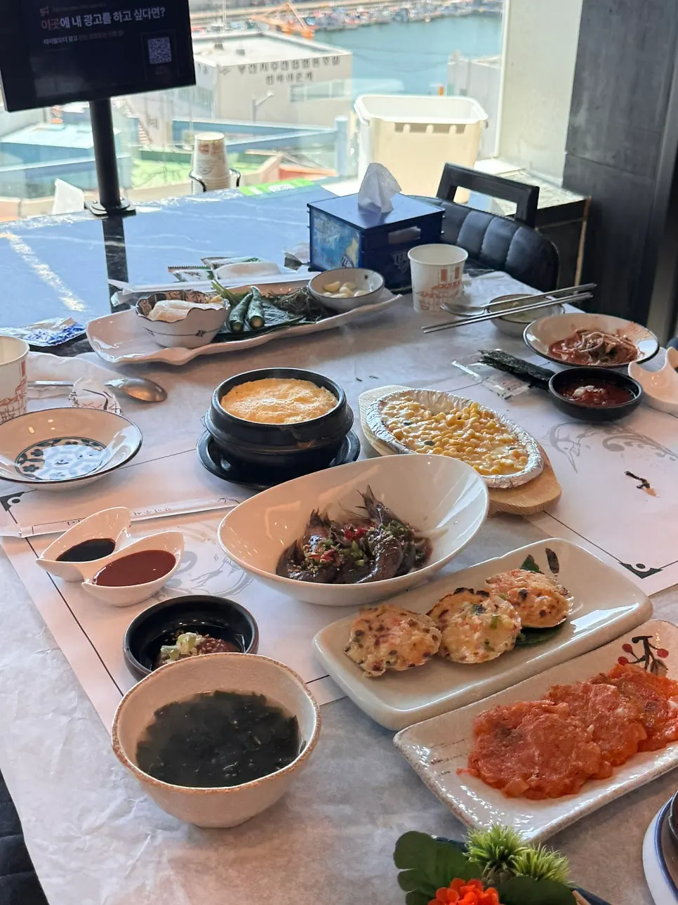 물회와 콘치즈 등 다양한 스끼다시 접시