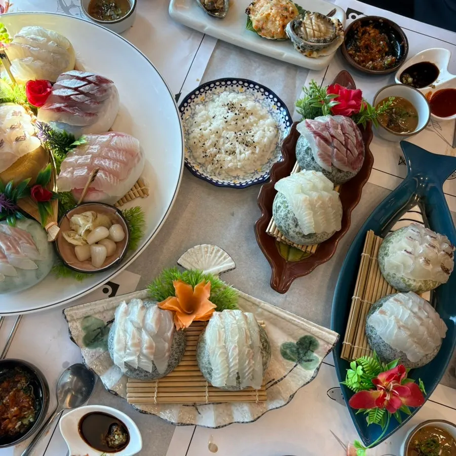 Wild-caught assorted sashimi served as the main dish in the suyeon hansang set
