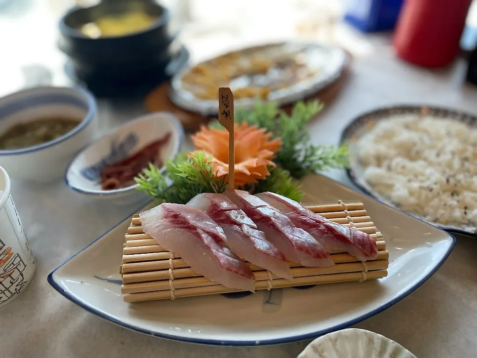 Red seabream hibiki sashimi with lightly seared skin