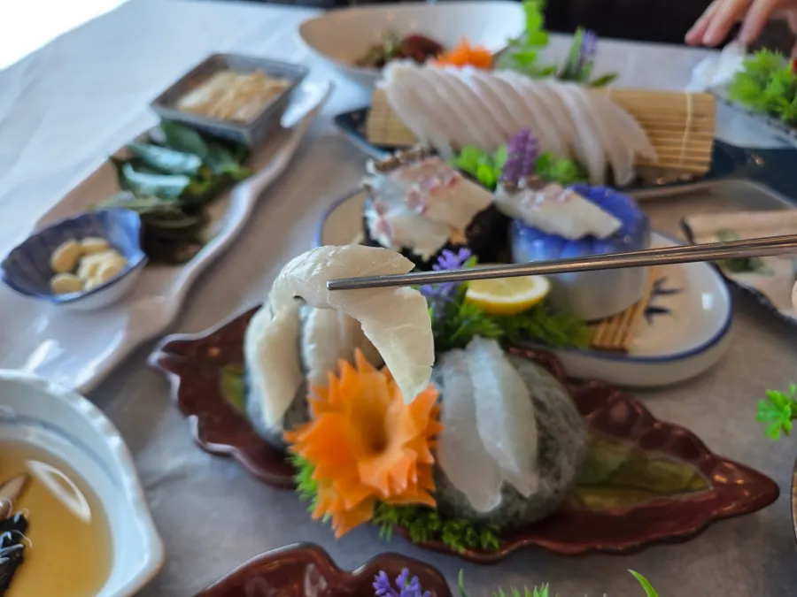 Thickly sliced flounder and red seabream sashimi