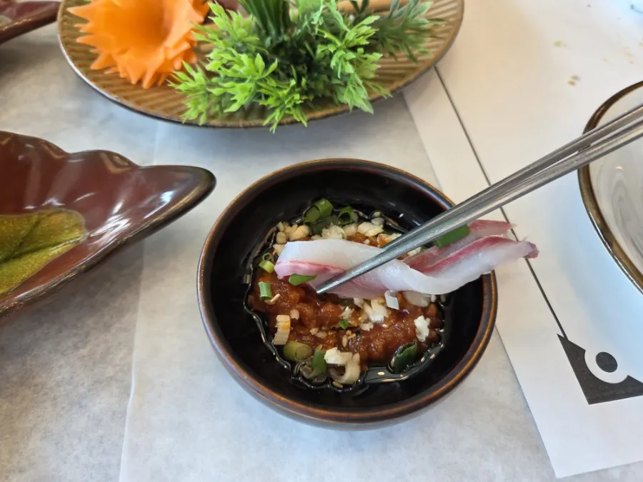 Mixed sashimi plate with striped seabream and largehead hairtail