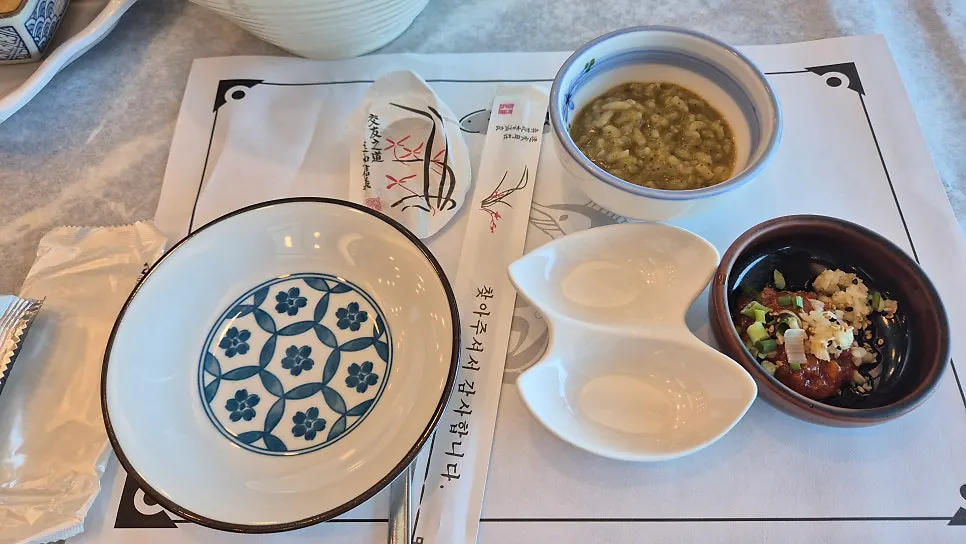 Upscale, clean dining hall seating at Geumrang Hoetjip