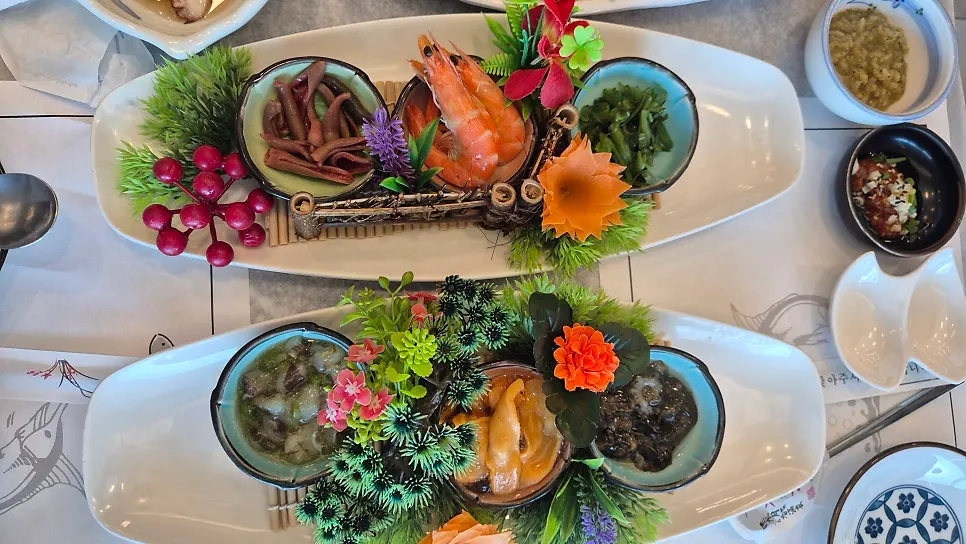 Table setting of Geumrang Hoetjip's Suyeon Hansang course