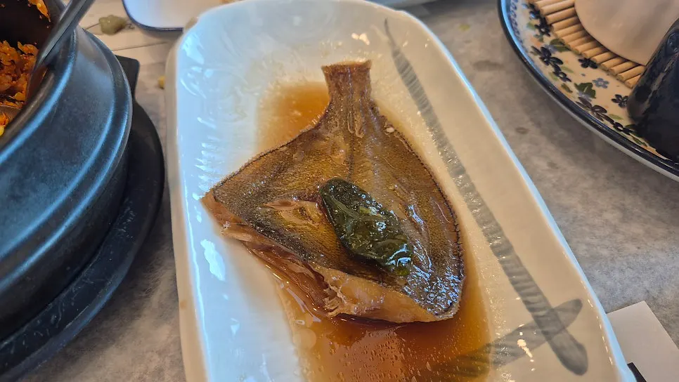 Nakji tangtangi topped with sesame oil and seaweed flakes