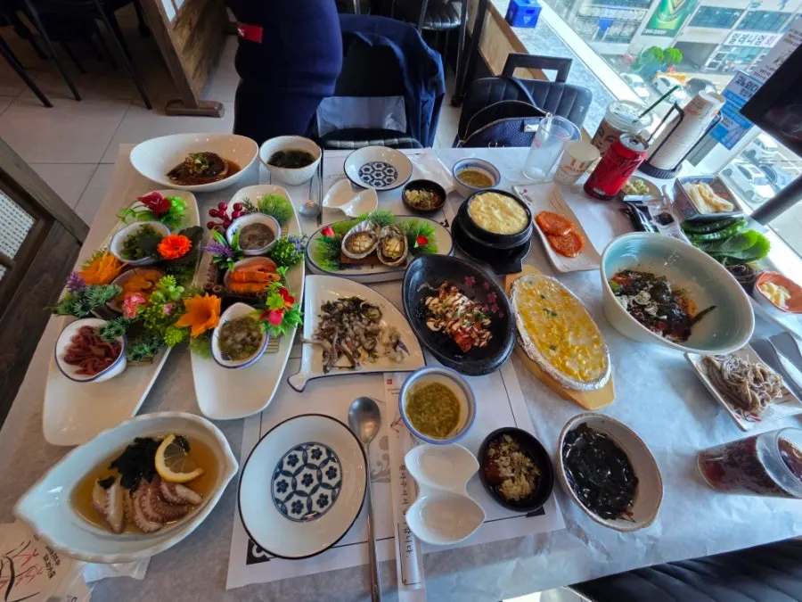 상다리 부러질 듯 풍성한 수변 한상 전체 상차림